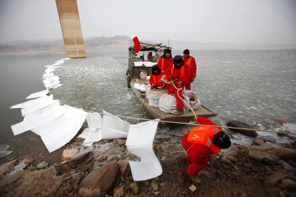 Lavoratori Cinesi Hanno Costruito Una Barriera Con Boom Petrolifero Sul — Foto Stock