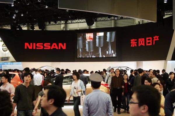 Натовпи Відвідувачів Дивляться Автомобілі Nissan Шанхайської Міжнародної Автомобільної Промисловості Виставка — стокове фото