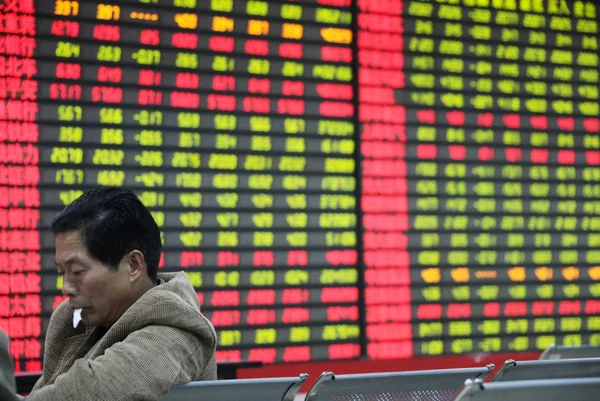 Китайский Инвестор Смотрит Цены Акций Зеленый Падение Цен Биржевом Брокерском — стоковое фото