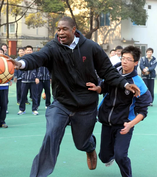 Emekli Kongolu Nba Oyuncu Dikembe Mutombo Basketbol Genç Çinli Öğrenciler — Stok fotoğraf