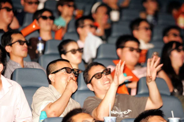 Chinese Football Fans Wearing Glasses Watch Broadcast Football Match 2010 — Stock Photo, Image
