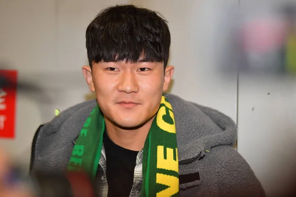 Südkoreanischer Fußballspieler Kim Min Jae Trifft Nach Seinem Umzug Von — Stockfoto