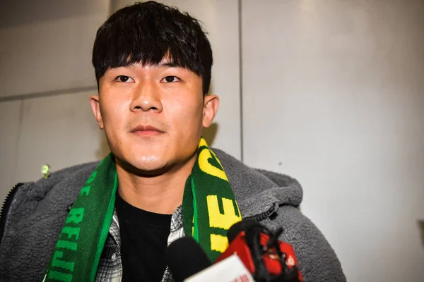 Südkoreanischer Fußballspieler Kim Min Jae Trifft Nach Seinem Umzug Von — Stockfoto