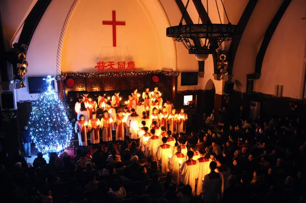 Membros Coro Cantam Canções Natal Uma Igreja Xangai China Dezembro — Fotografia de Stock
