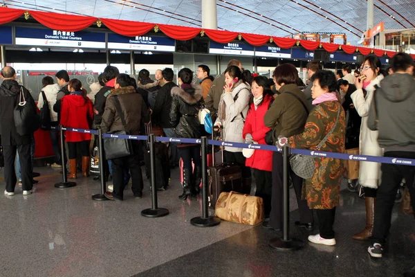 2010年1月4日 星期一 在中国北京因大雪取消或推迟航班后 乘客在北京首都国际机场3号航站楼等候 — 图库照片