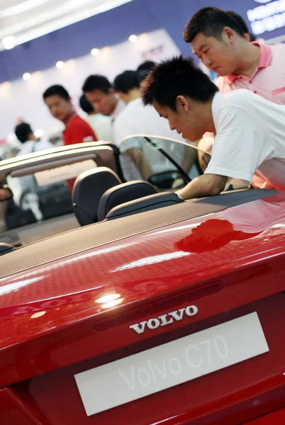 Chinese Bezoekers Kijken Naar Een Volvo C70 Tijdens Een Auto — Stockfoto