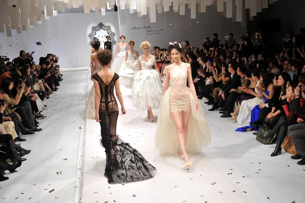 Özel Gelin Gowns Defile Pekin Çin Aralık 2011 Modelleri Geçit — Stok fotoğraf