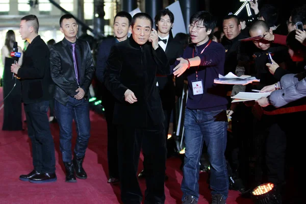中国人監督チャン イーモウ 中央は 2011 日の花戦争の北京 中国のフィルムのスクリーニングのためのレッド カーペットに到着 — ストック写真