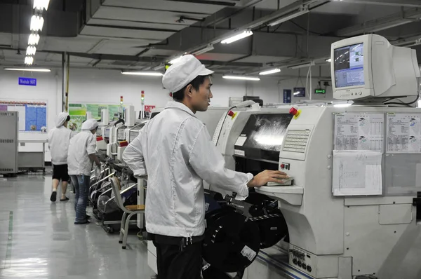Китайские Рабочие Foxconn Трудятся Мастерской Заводе Шэньчжэне Foxconn Technology Group — стоковое фото