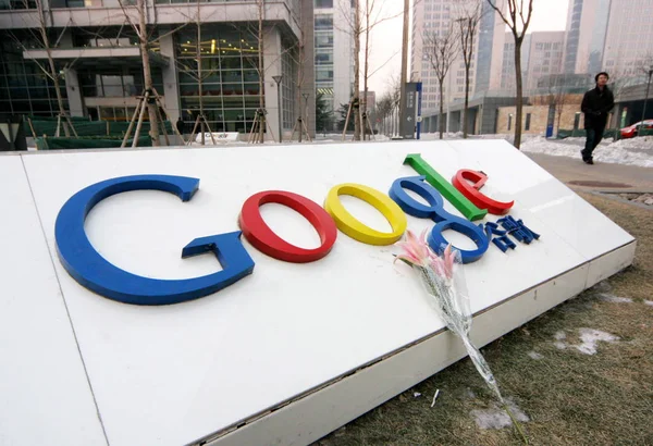 Chiński Człowiek Idzie Obok Logo Google Przed Siedzibą Google China — Zdjęcie stockowe