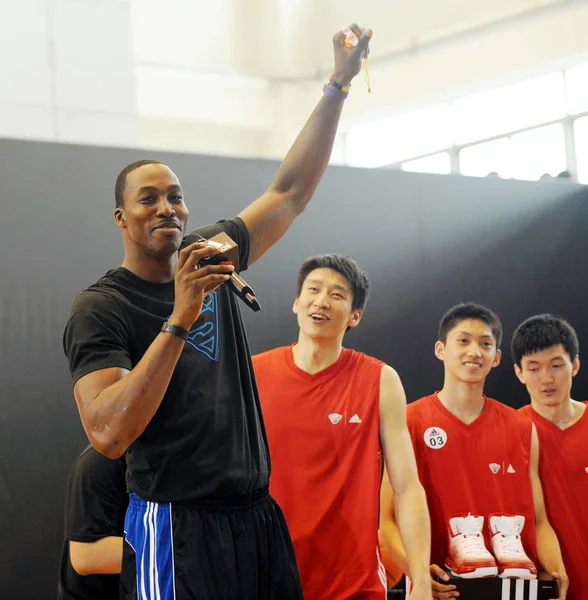 Nba Player Dwight Howard Orlando Magic Left Speaks Next Chinese — Stock Photo, Image