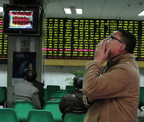 Chiński Inwestor Patrzy Cen Akcji Zielony Cena Spada Domu Maklerskiego — Zdjęcie stockowe