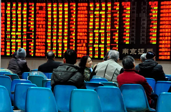 Chinese Investors Look Share Prices Green Price Falling Stock Brokerage — Stock Photo, Image