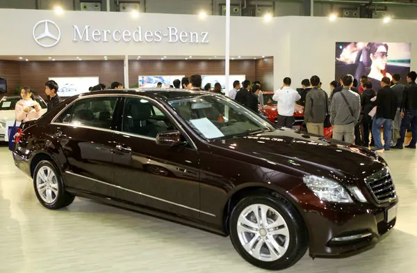 Pengunjung Melihat Mobil Mercedes Benz Selama Pameran Mobil Kota Nanchang — Stok Foto