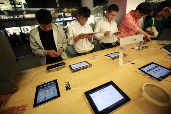 Ügyfelek Kipróbálhatják Ipad Tabletta Apple Store Ban Sanlitun Peking Kína — Stock Fotó