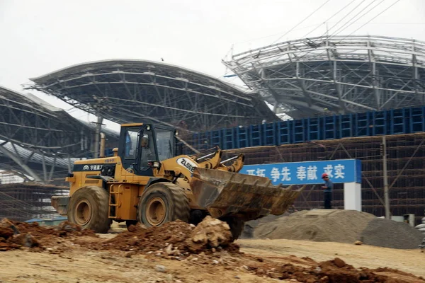 Kinesisk Arbetare Kör Hjullastare Byggplatsen För Wuhan Railway Station Wuhan — Stockfoto