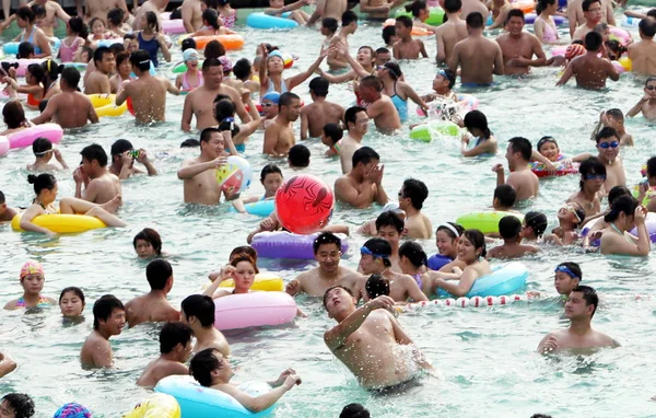 2010年7月31日 在中国中部河南省洛阳市 当地华人在闷热的天气中 在游泳池里冷静下来 — 图库照片