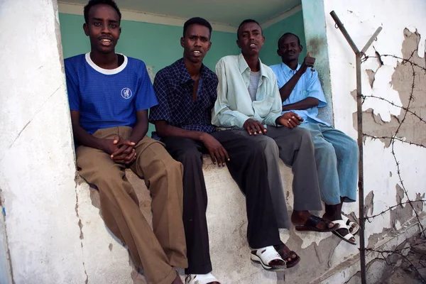 Jobless Somalii Mężczyzn Pozować Zdjęć Porcie Bosaso Boosaaso Somalia Styczeń — Zdjęcie stockowe