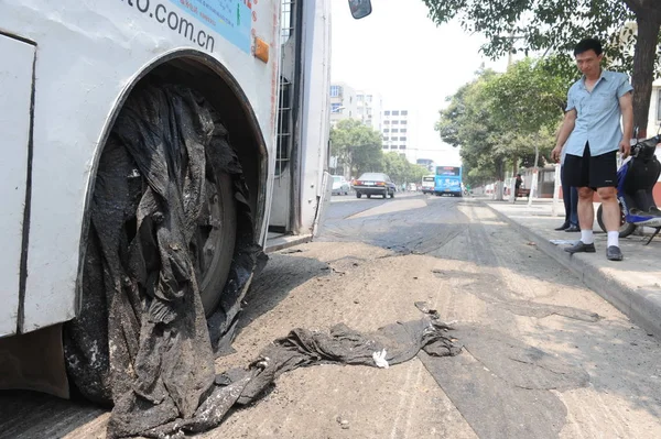 Autobús Atrapado Calle Después Geotextil Enredado Neumático Zhengzhou Provincia Central — Foto de Stock