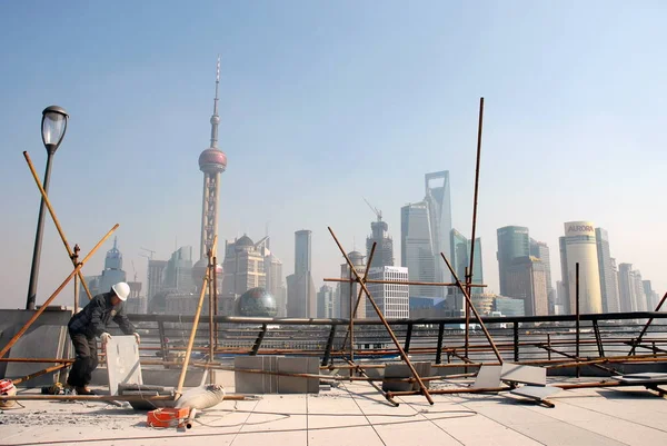 Een Chinese Werknemer Effent Promenade Aan Bund Langs Huangpu Rivier — Stockfoto