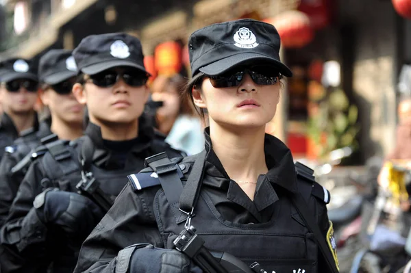 Kínai Speciális Policewomen Járőr Egy Utcán Chengdu Város Délnyugat Chinas — Stock Fotó