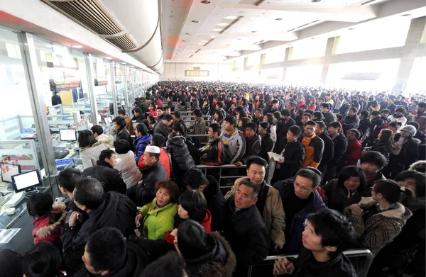 2010年1月8日 在中国浙江省东部南宁的杭州火车站排队购买火车票 — 图库照片