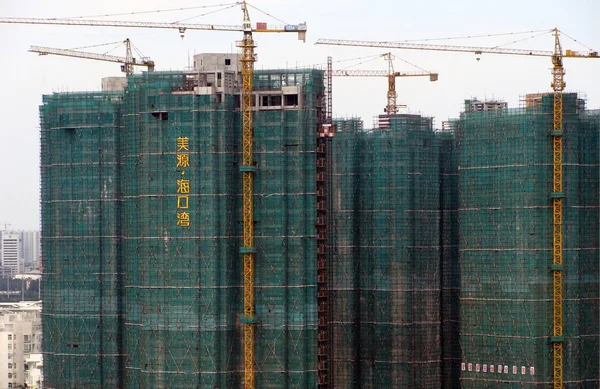 2010年6月29日 中国南部海南省海口市でマンション建設中 — ストック写真