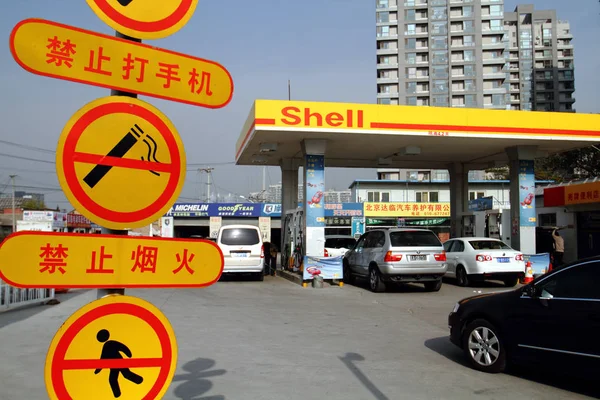 Samochody Tanki Stacji Benzynowej Shell Pekinie Chiny Listopad 2010 — Zdjęcie stockowe