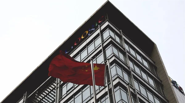 Una Bandera Nacional China Ondea Frente Sede Google China Beijing — Foto de Stock