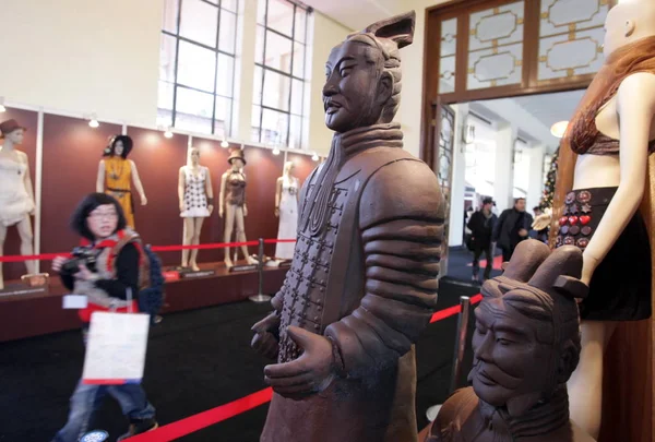 Besucher Betrachten Schokoladengefertigte Nachbildungen Der Terrakottakrieger Während Der Schokoladenmesse Salon — Stockfoto