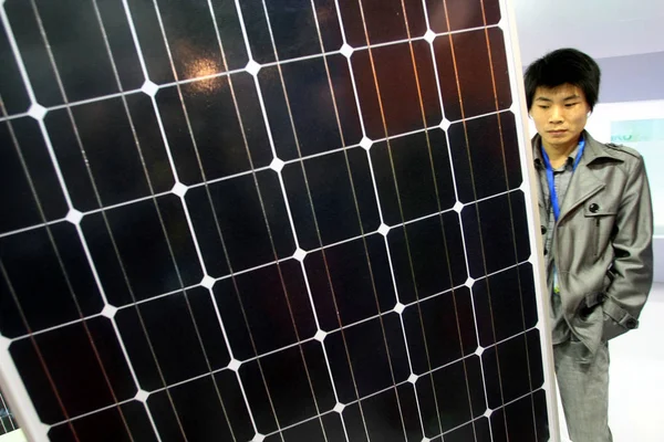 Látogató Nézi Napelem Alatt 2011 Shanghai Fotovoltaikus Napenergia Konferencia Kiállítás — Stock Fotó