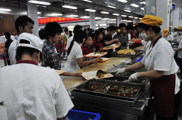 Çin Foxconn Çalışanları Shenzhen Şehir Foxconn Teknoloji Grubu Shenzhen Fabrikasında — Stok fotoğraf