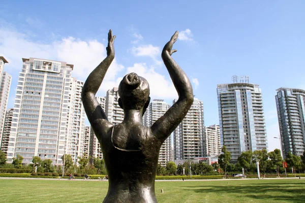 Uma Escultura Bronze Vista Frente Edifícios Residenciais Apartamentos Nandu Bayside — Fotografia de Stock