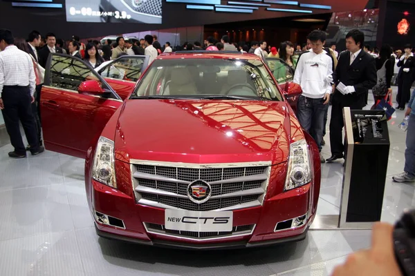 Visitors Look Cadillac New Cts Auto Shanghai 2009 Shanghai China — Stock Photo, Image