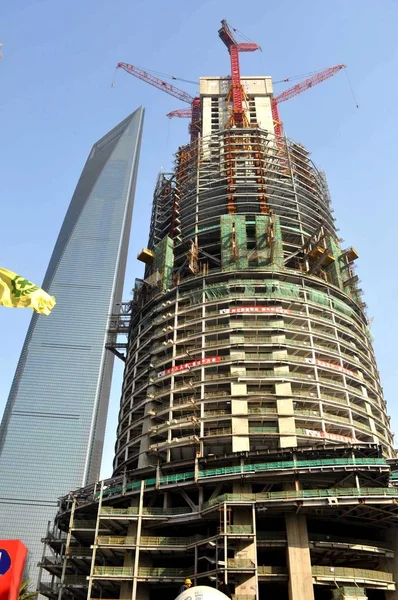 上海市における未来2番目に高いビルである上海タワーの建設現場の展望 2011 月28日 — ストック写真