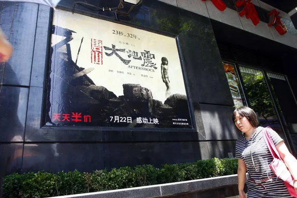 Kinesisk Kvinna Går Förbi Affisch Filmen Aftershock Biograf Shanghai Kina — Stockfoto