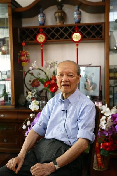 2005년 24일 상하이에서 인터뷰에서 수학자 차오하오 Chaohao 과학아카데미의 학자인 구차오오 — 스톡 사진