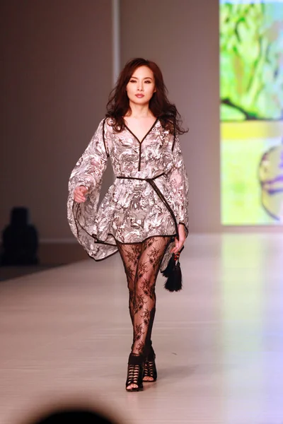 Model Parades Show Creation Chinese Fashion Desinger Xie Feng Hong — Stock Photo, Image