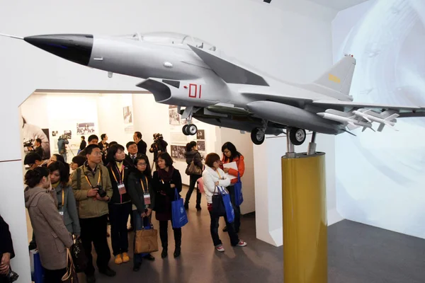 訪問者は 中国のQian Xuesen図書館と博物館でJ 10戦闘機のモデルを見て 2011年12月8日 — ストック写真
