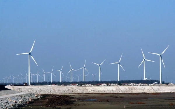 風力タービンは 2007年5月19日 江蘇省東中国のルドンの風力発電所で見られる — ストック写真