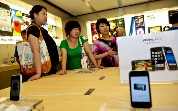 Los Clientes Experimentan Iphone Apple Store Distrito Financiero Lujiazui Pudong — Foto de Stock