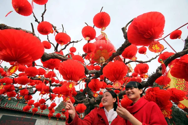 Young Chinese Women Look Red Decorations Lanterns Hung Tree Celebrating — Stock Photo, Image