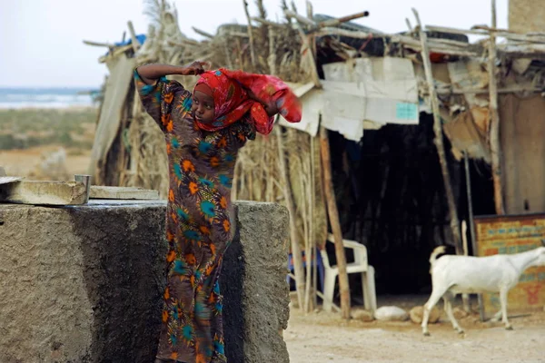 Somali Woman Wearing Robe Stand Front Shabby House Bosaso Boosaaso — Stock Photo, Image