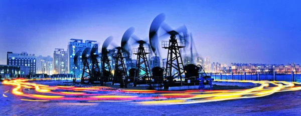 Vista Noturna Derricks Petróleo Bombeando Petróleo Bruto Campo Petróleo Daqing — Fotografia de Stock