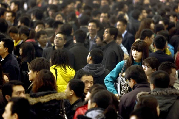 Kínai Álláskeresők Tömeg Kapuk Alatt Állásbörze Pekingben Kínában Február 2010 — Stock Fotó