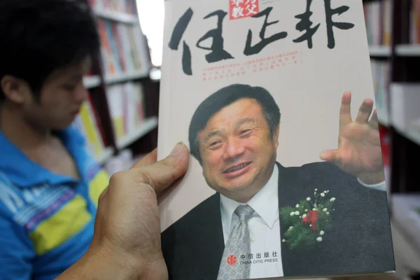 File Customer Buys Biography Huawei President Ren Zhengfei Bookstore Yunyang — Stock Photo, Image