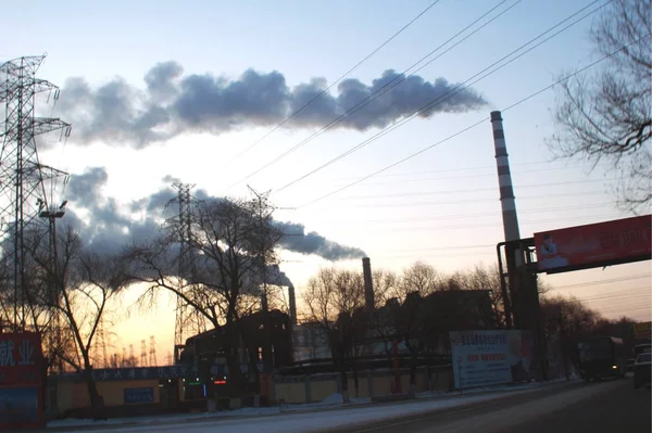 Rauch Aus Den Schornsteinen Einer Veralteten Anlage Der Stadt Jilin — Stockfoto