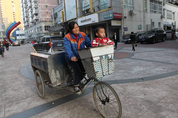 中国上海市静安区胶州路 2010年11月21日 — 图库照片