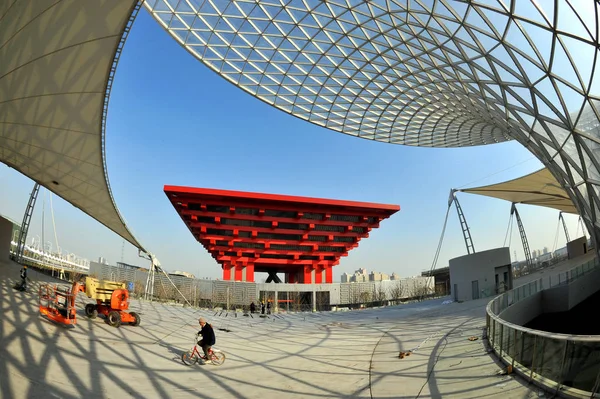 2010年1月13日 中国上海世博园区 可以看到左侧 太阳谷 和中国馆 的电缆膜结构 — 图库照片
