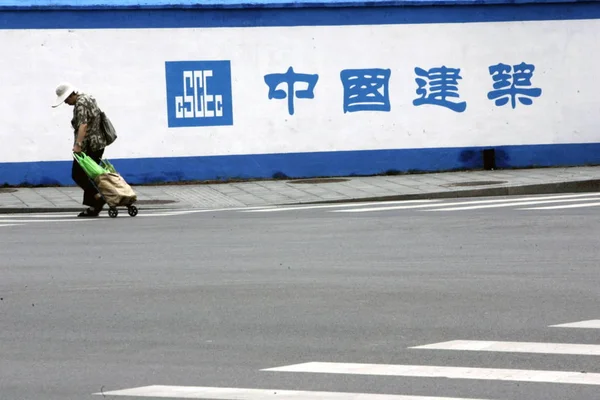 2009年7月29日 中国男子在中国上海的一个建筑工地走过Ccec 中国建筑工程总公司 的标志 — 图库照片